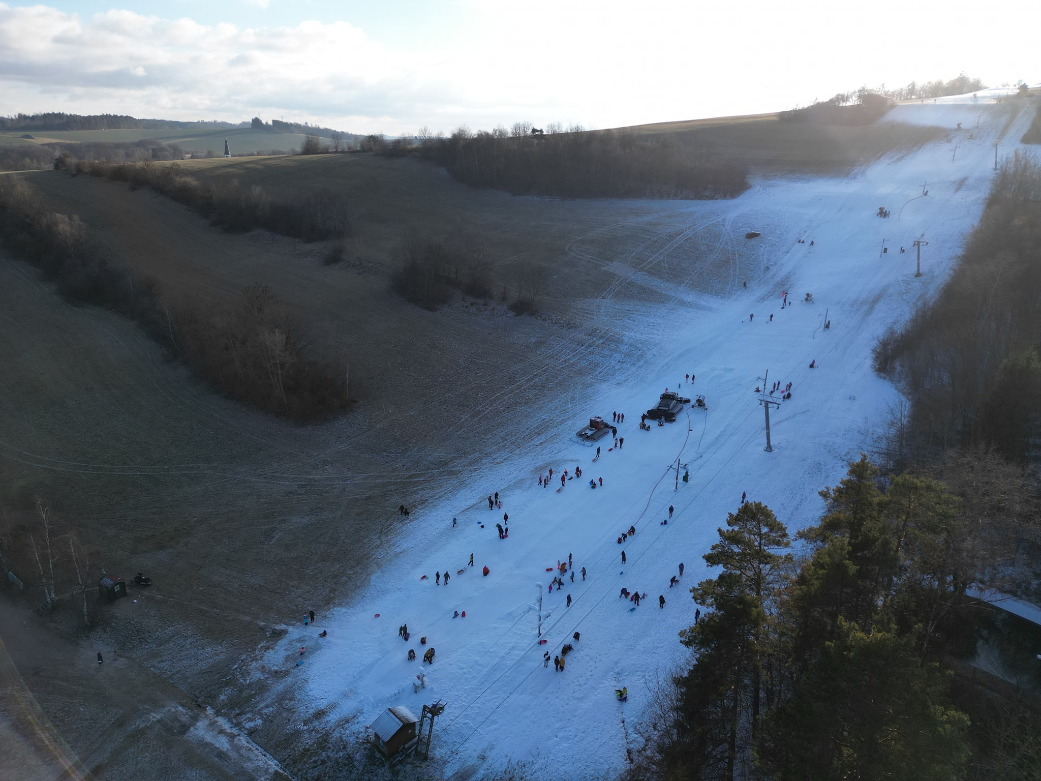 Dnešní odpoledne na sjezdovce Kladky patřilo sáňkám a úsměvům